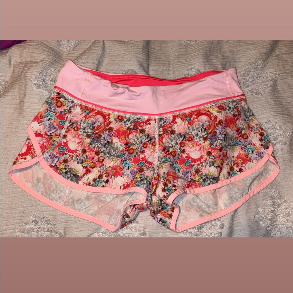 Lululemon shorts size 6
New without tags
Hotty-hot low rise shorts